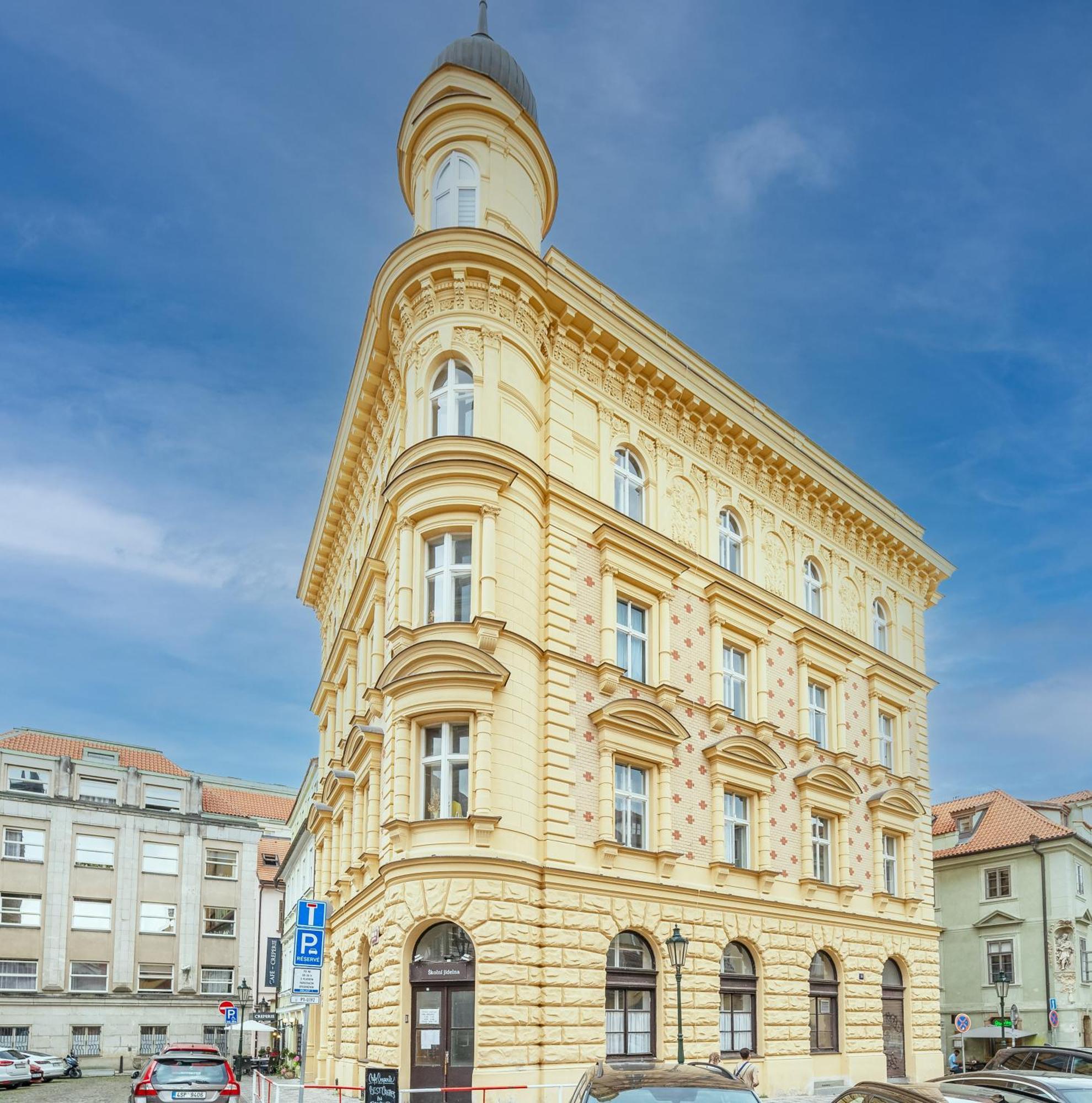 Hotel U 3 Pstrosu Прага Экстерьер фото